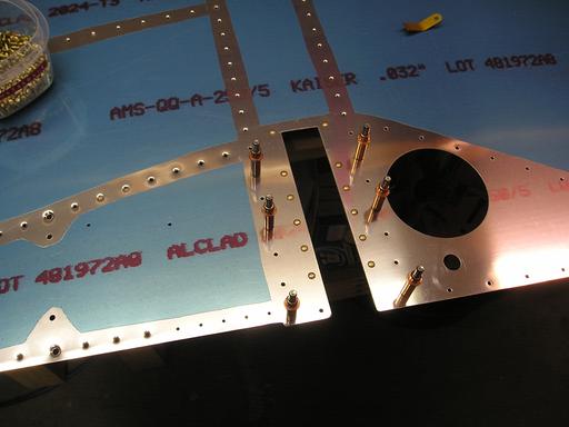 Riveting F-904H to skins