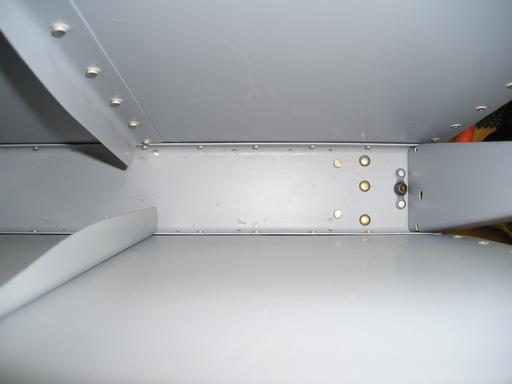 Riveting skins to spar