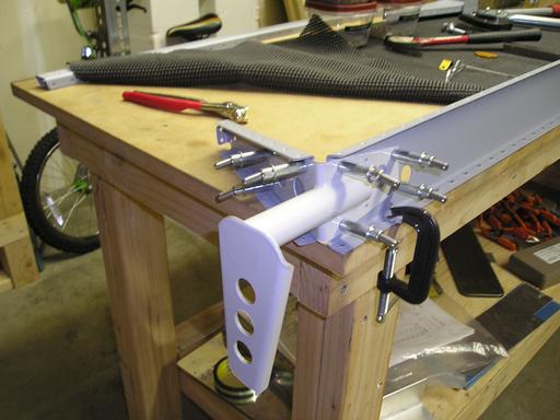 Drilling elevator horn to spar