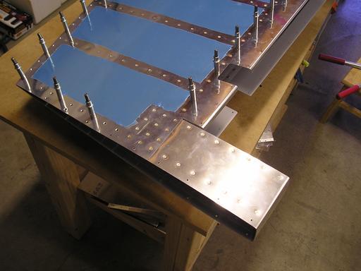 Riveting skin to spar