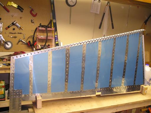 Glueing the trailing edge with grey goo