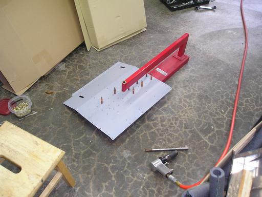 Riveting seat hinge