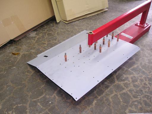 More riveting seat hinge
