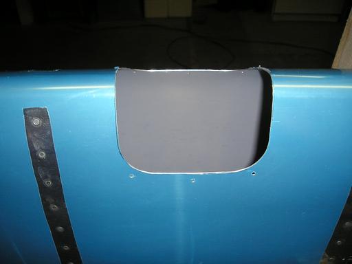 Landing light cutout in the leading edge