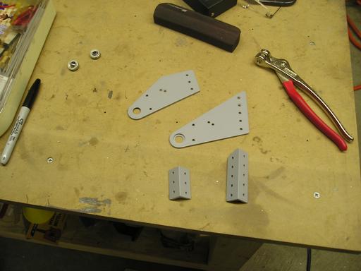 Inboard aileron hinge