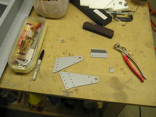 Outboard aileron hinge