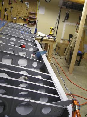Aligning center flap hinge