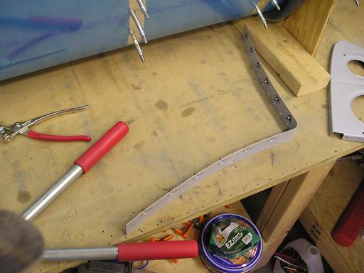 Riveting nutplates onto splice plate